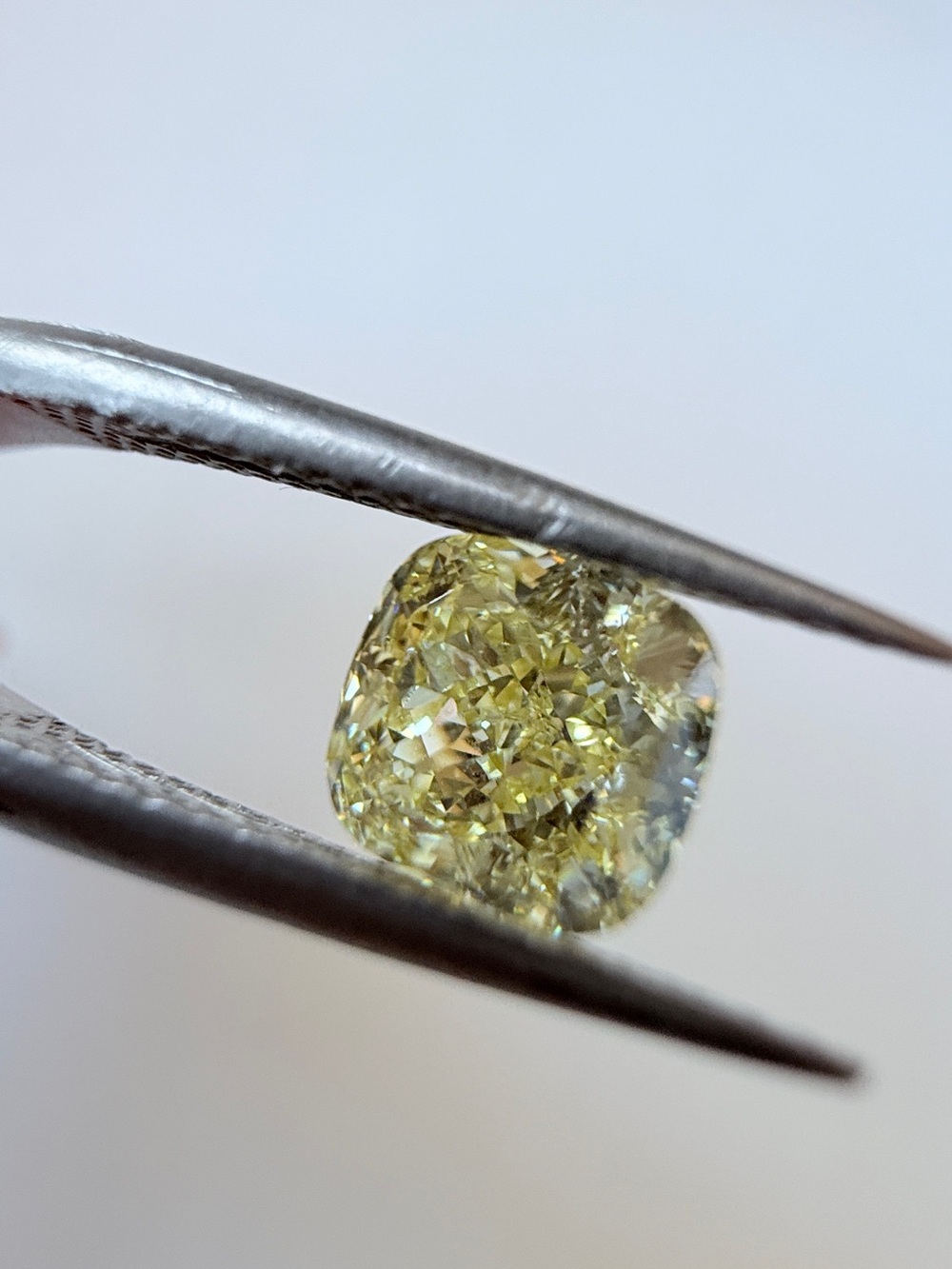 Fancy yellow 1.04 VVS2 square Cushion diamond IGI certified 5.45x5.45x3.86mm